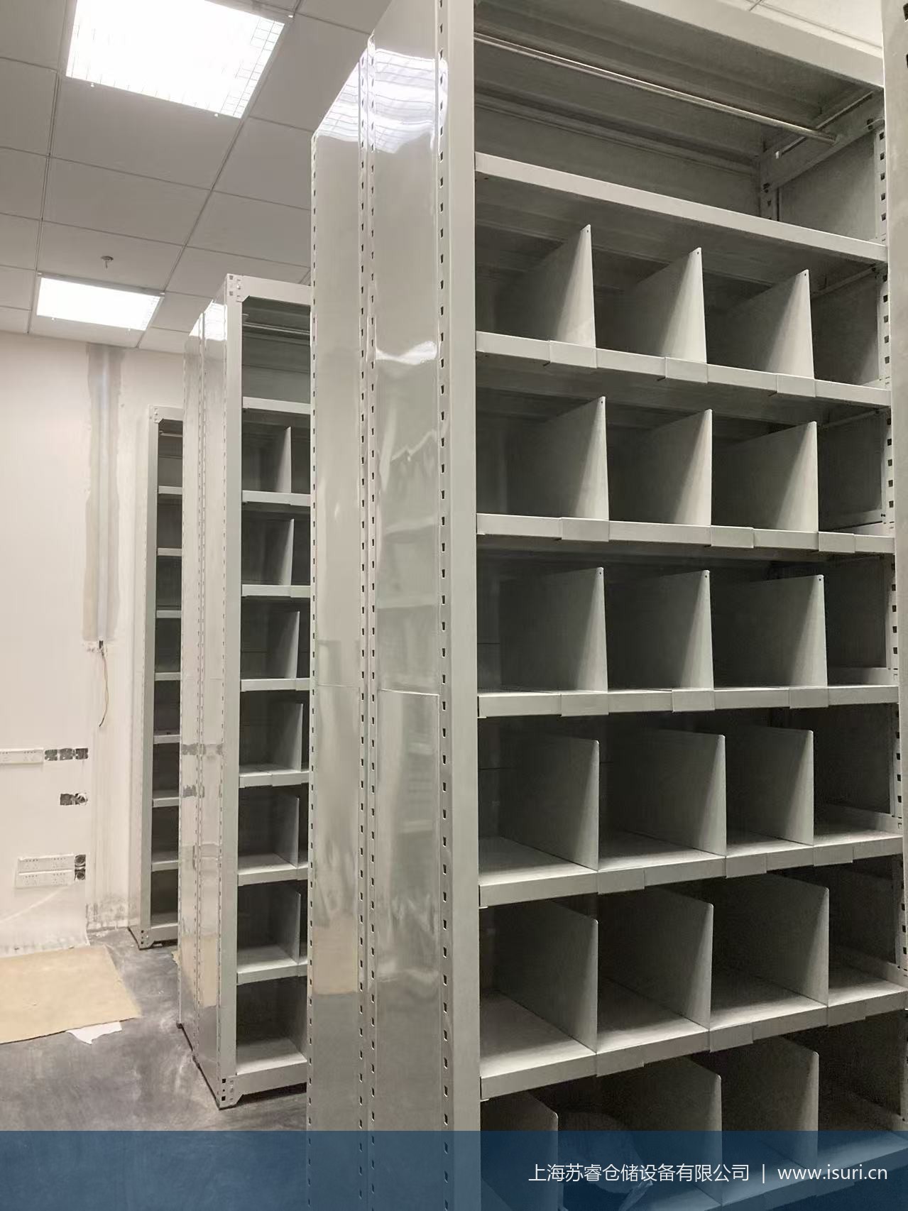 服装门店后区中A型货架