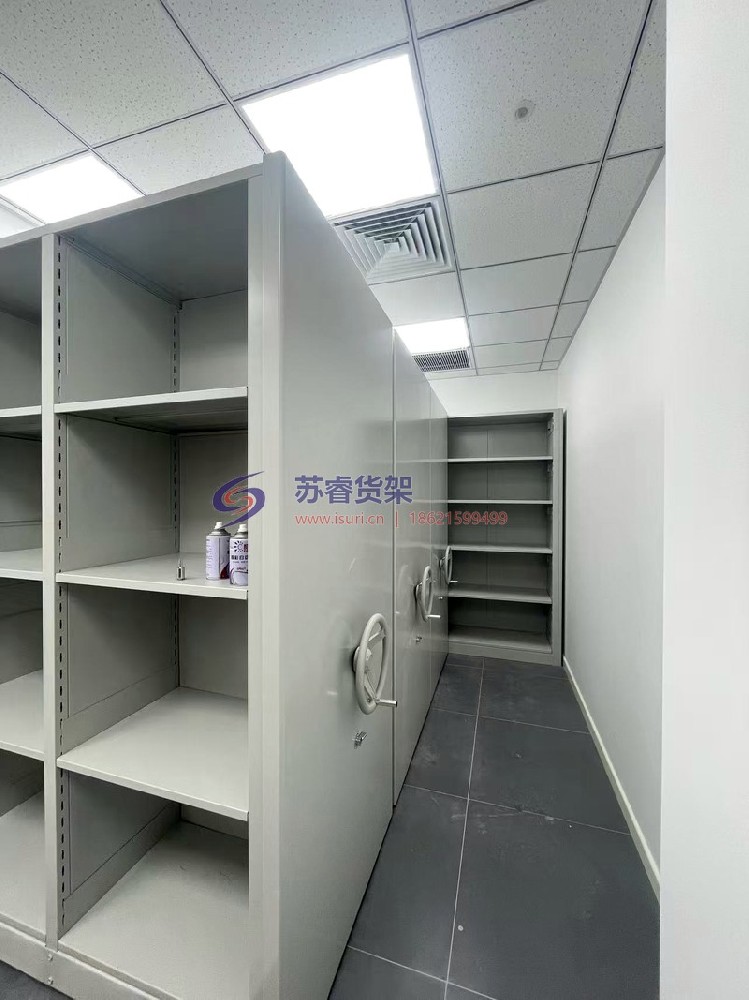 高端服饰仓库移动密集架案例：在有限空间中兼顾容量与取用效率