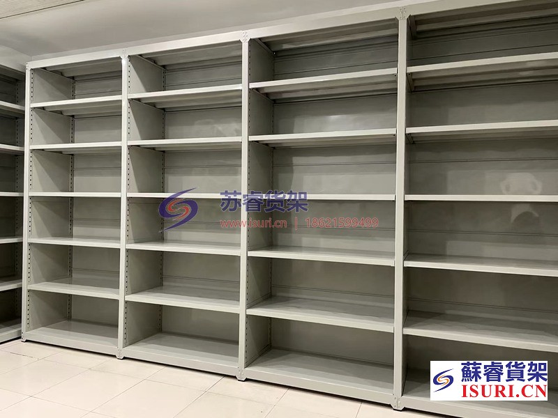 服装门店后台中A型货架案例：层板分格与挂衣储存一体化