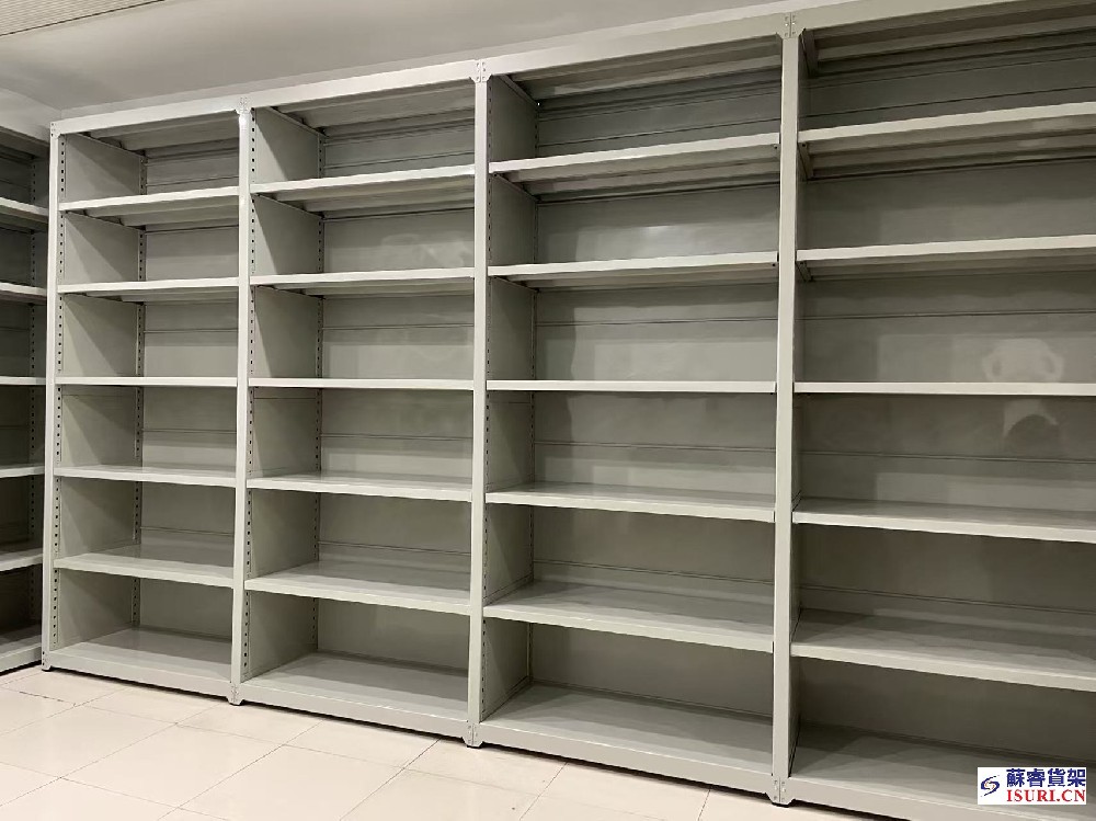 服装门店后台中A型货架案例：层板分格与挂衣储存一体化