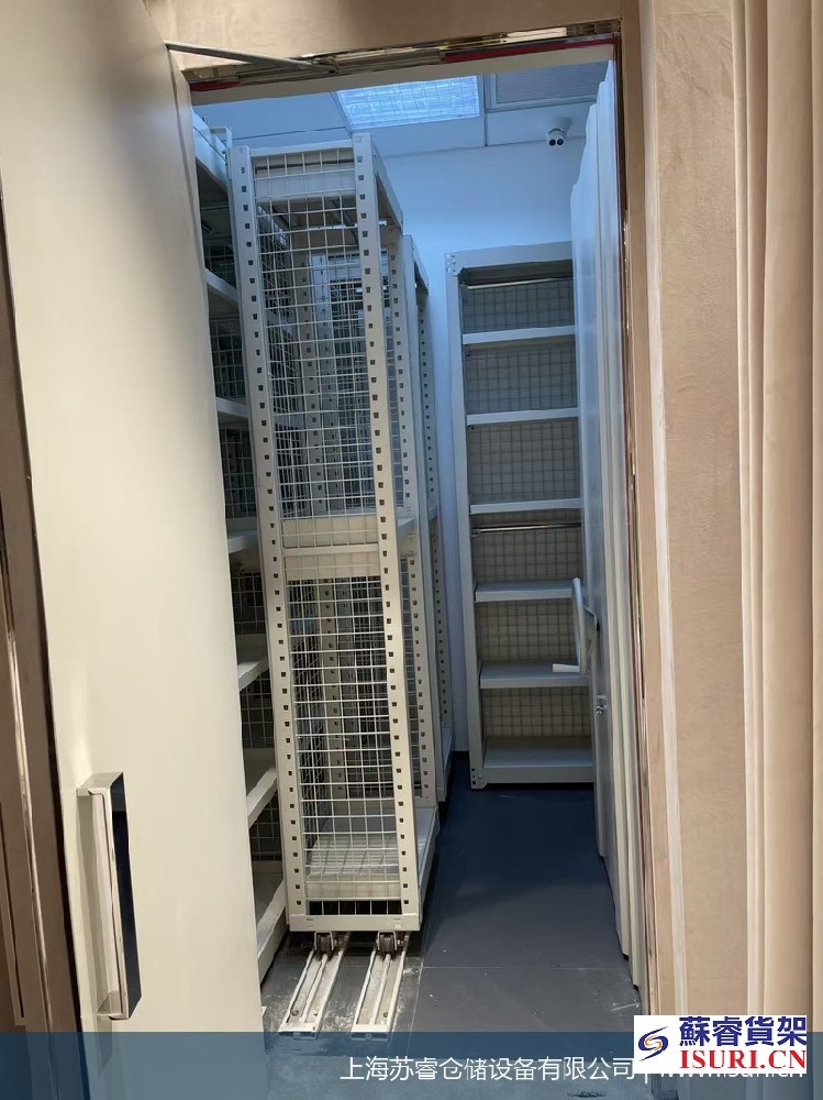 儿童服饰门店中A型货架案例：小件商品如何用货架做清晰分区